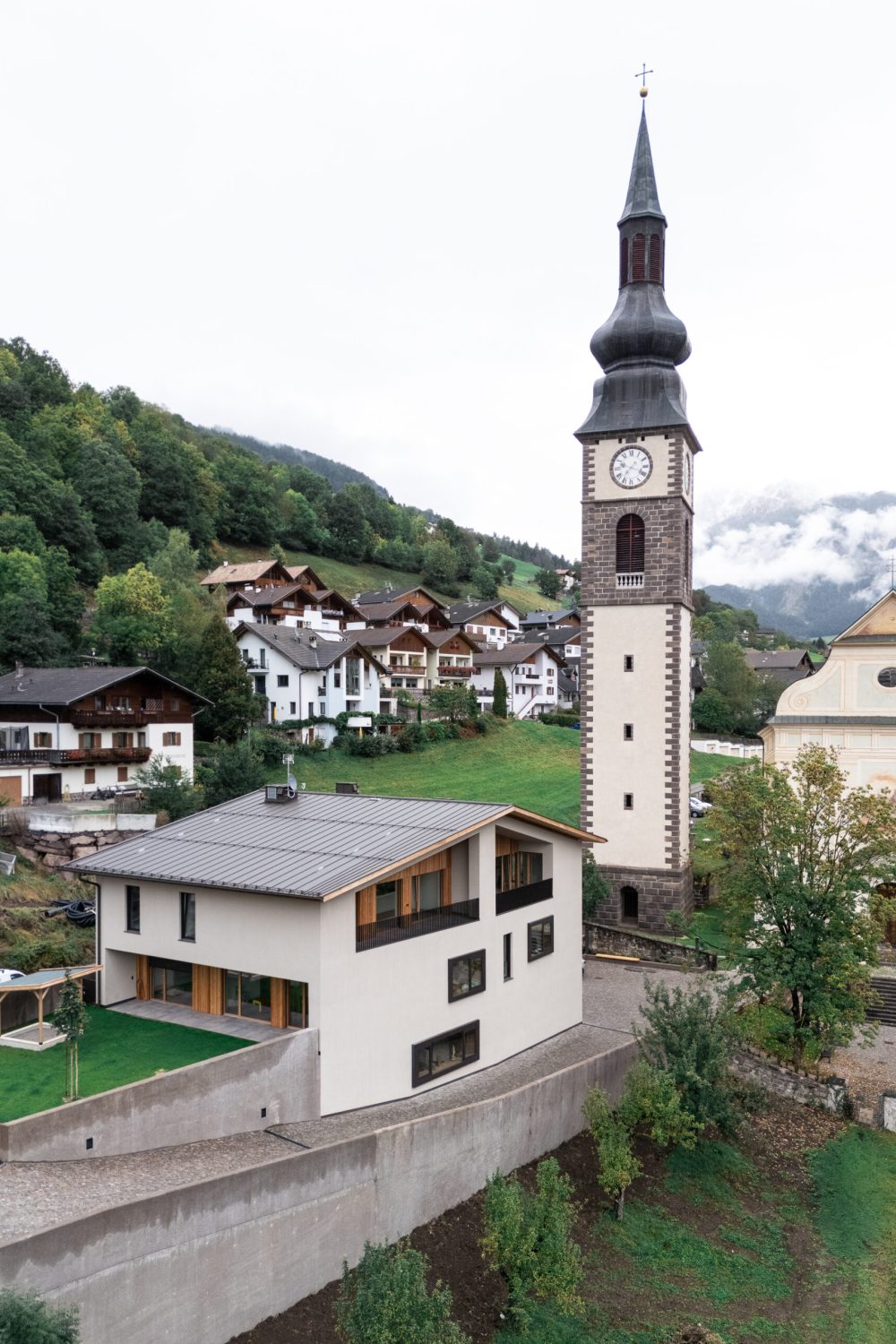 2-DJI_20250926094629_0817_D – Kopie Pfarrheim Villnöss - Elektroinstallation von Elektro Oberrauch in Klausen, dein Elektriker in Südtirol